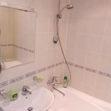 15 Minutes From The And Center 7 Minutes From The Airport * Riga